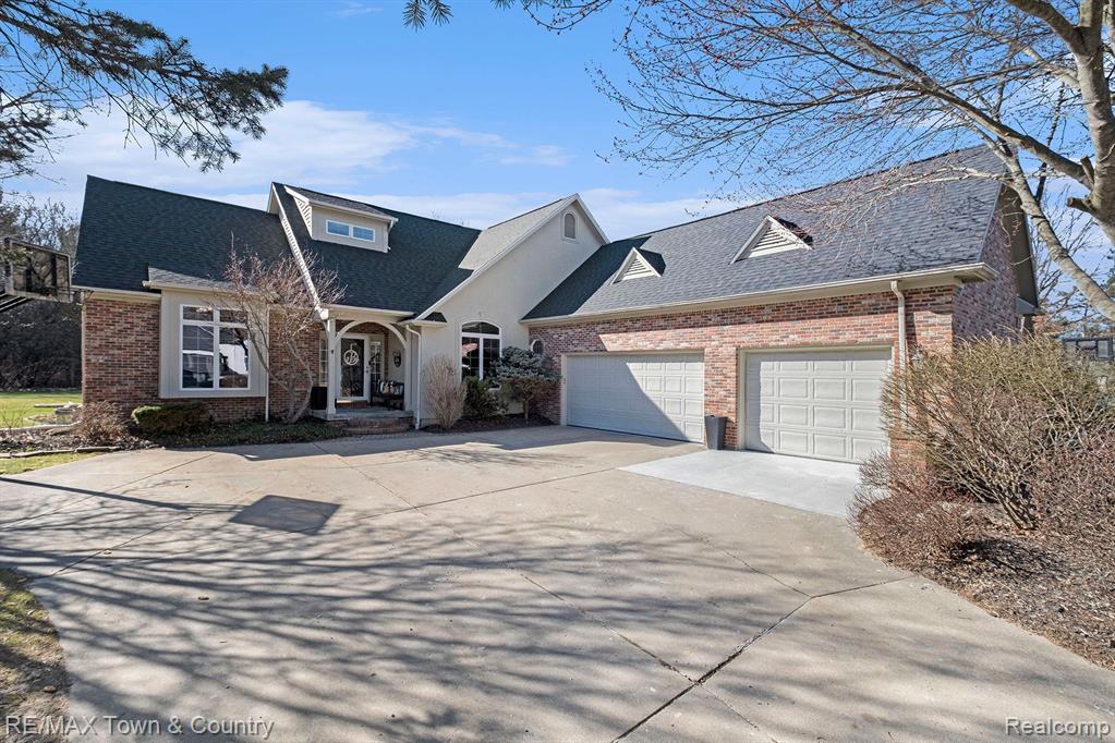440 RIVER WOODS Drive, Flushing, MI 48433 — Photo 2