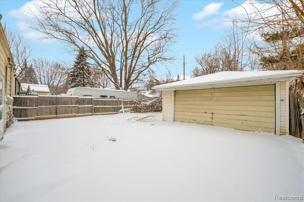 18981 Kenosha Street, Harper Woods, MI 48225 — Photo 20