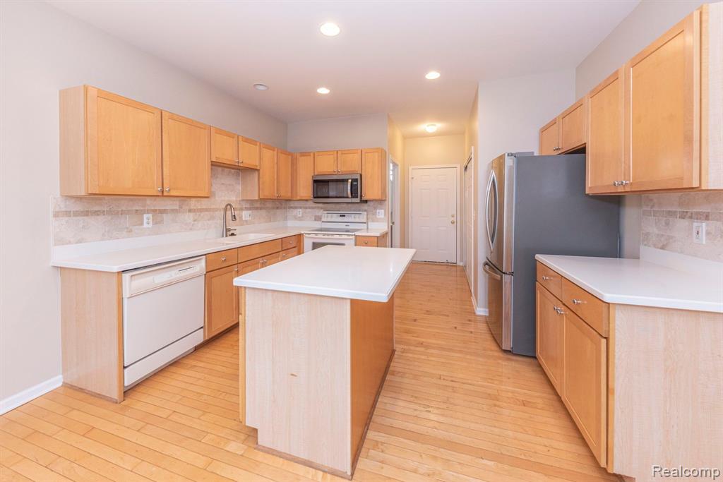 7246 Gateway Drive, West Bloomfield, MI — Photo 28