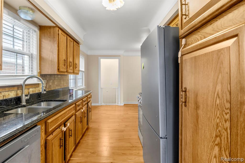 6483 N SILVERY Lane, Dearborn Heights, MI 48127 — Photo 11