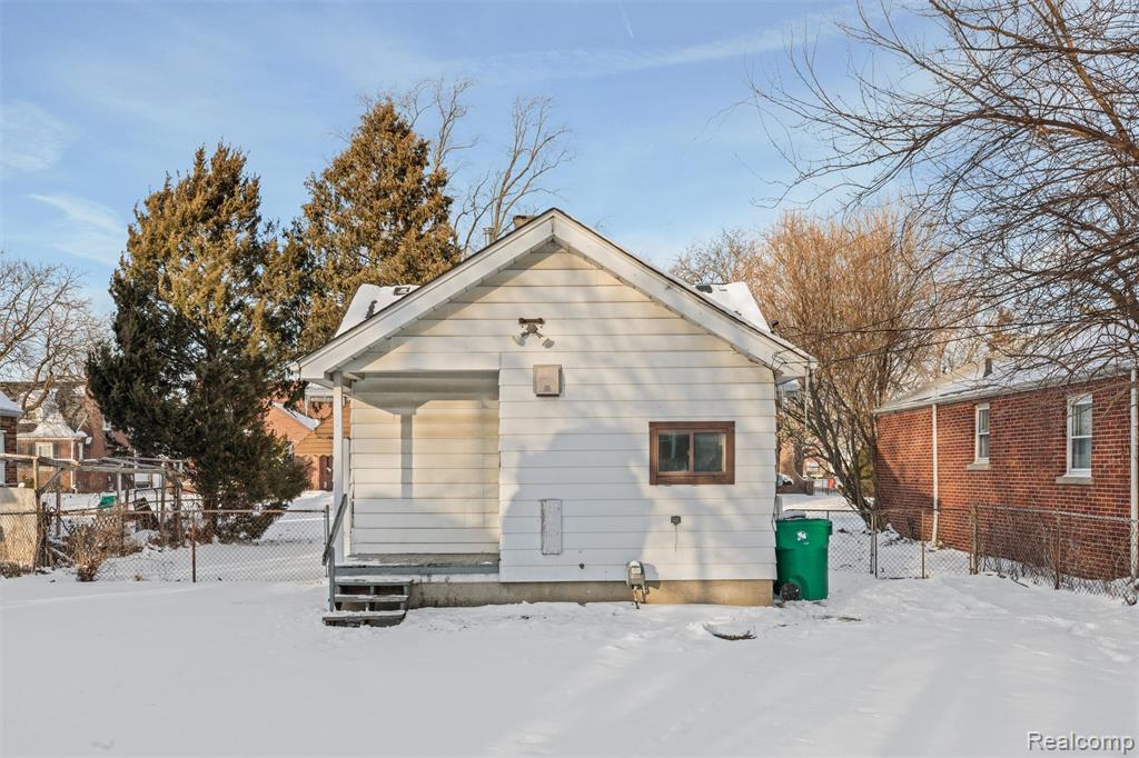 15358 Charles R Avenue, Eastpointe, MI 48021 — Photo 4