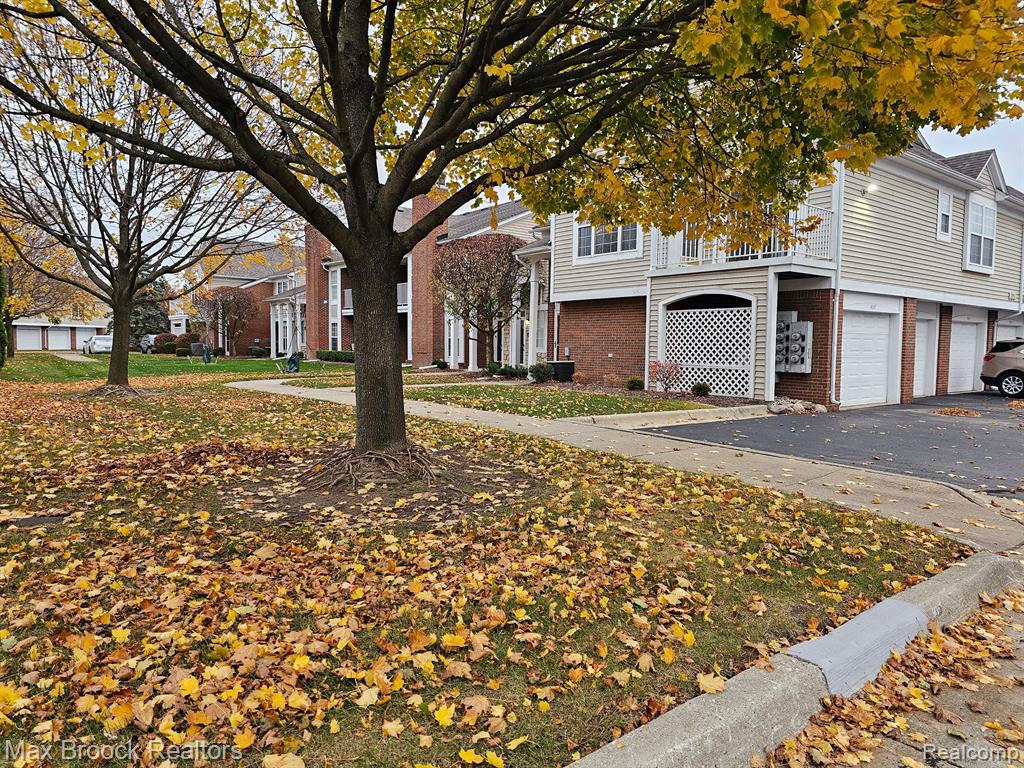 4257 BERKSHIRE Drive, Sterling Heights, MI 48314 — Photo 2