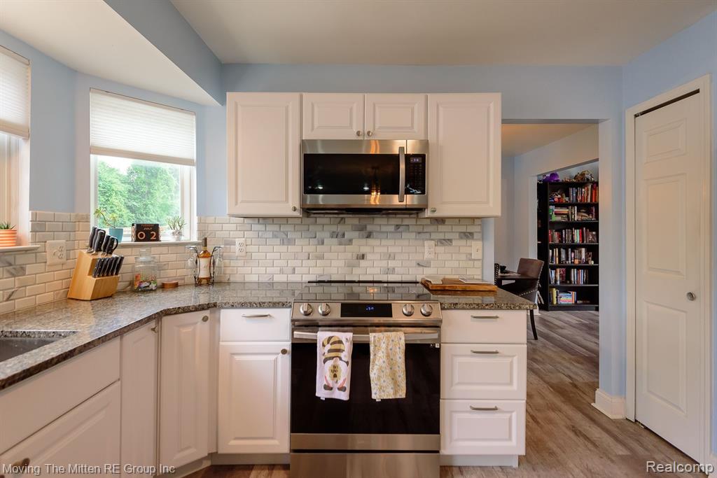 5861 MEADOWGREENE Drive, Waterford, MI 48327 — Photo 12