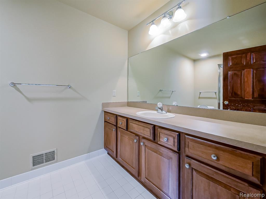 7364 Essex Drive, West Bloomfield, MI — Photo 52