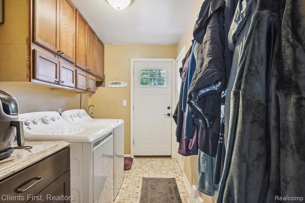 9243 HIX Road, Livonia, MI 48150 — Photo 27