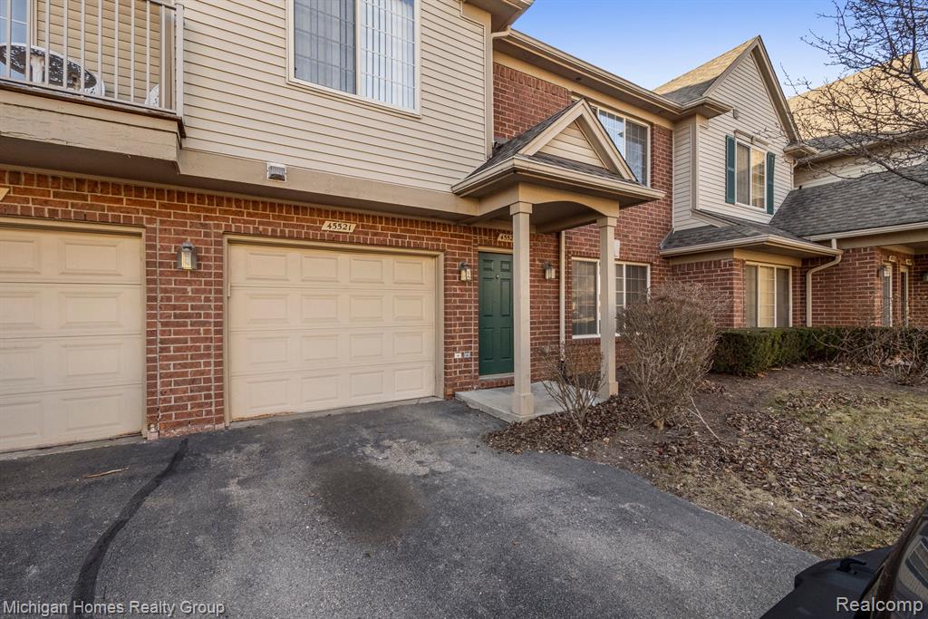 45521 HIDDEN VIEW, Utica, MI 48315 — front exterior
