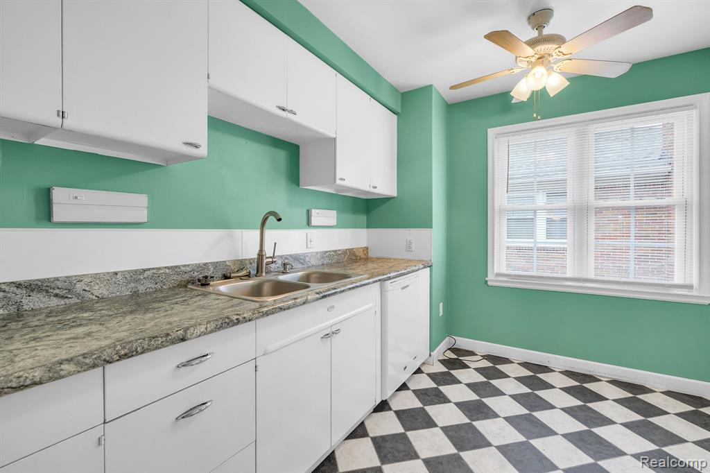 857 HARCOURT Road, Grosse Pointe Park, MI 48230 — Photo 13