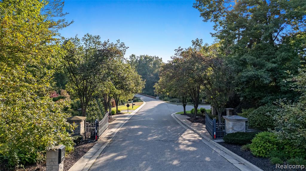559 Barrington Park Drive, Bloomfield Hills, MI 48304 — Photo 49