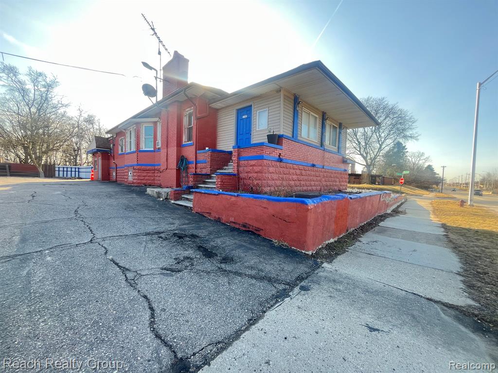22755 GRAND RIVER Avenue - Photo 2