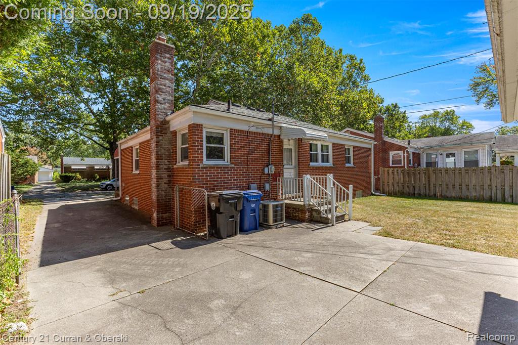 9001 Leverne, Redford, MI 48239 — Photo 37