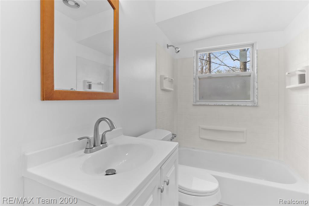 21171 Westhampton Street, Oak Park, MI 48237 — Photo 23
