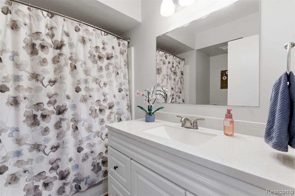 4051 Lake Front Street, Waterford, MI 48328 — Photo 23
