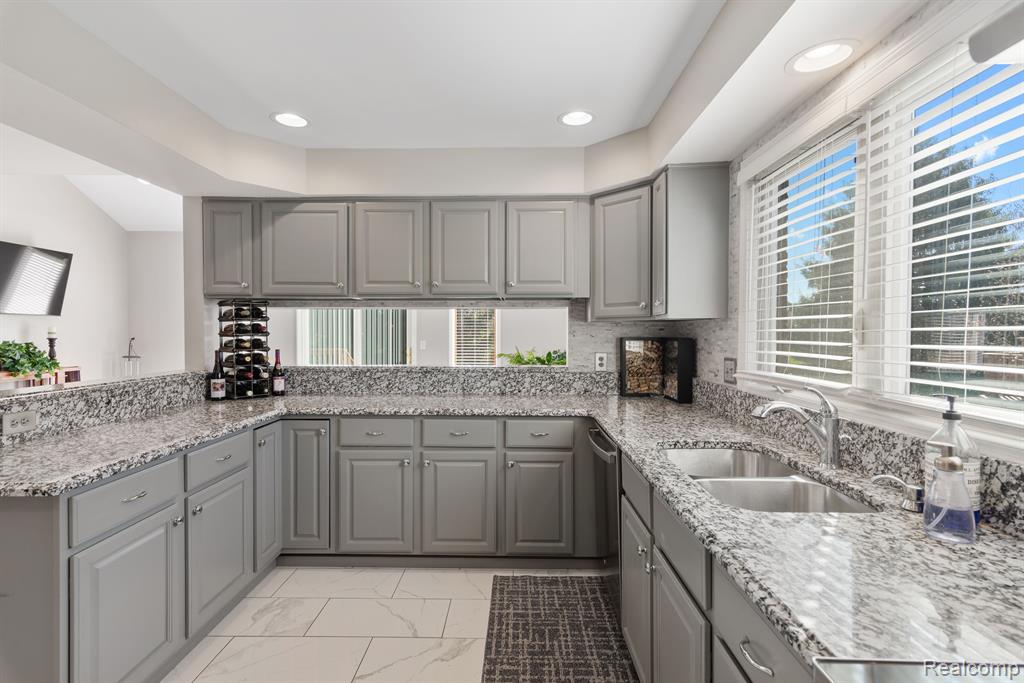 45800 MEADOWS Circle W, Macomb, MI 48044 — Photo 9