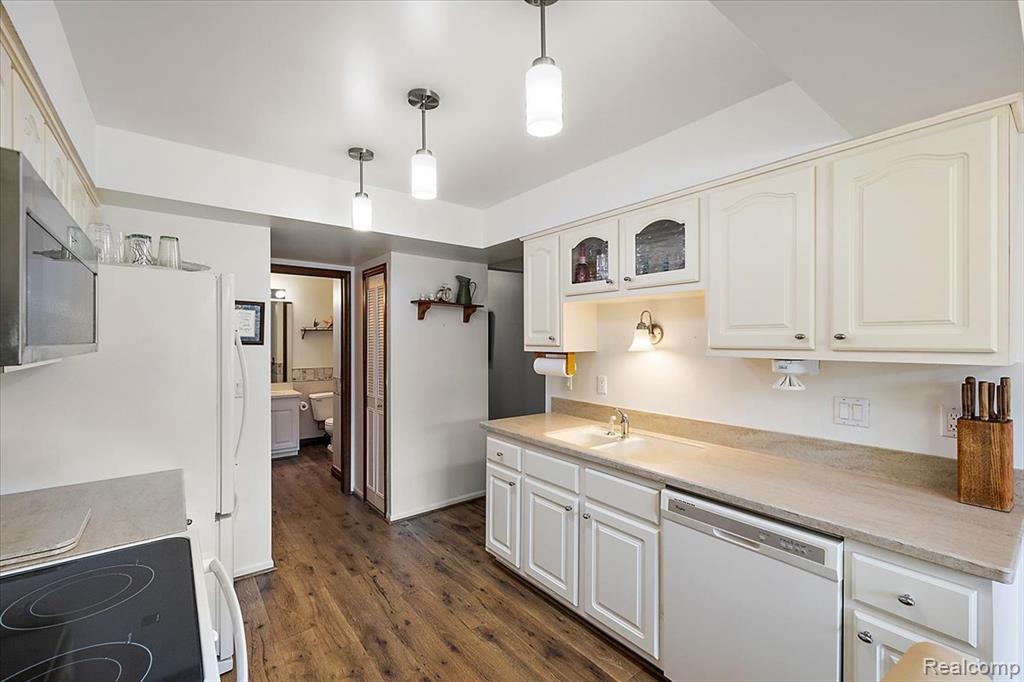 404 Meadow Bridge Drive, Rochester Hills, MI 48307 — Photo 13