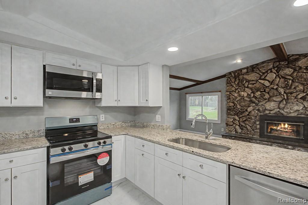 5394 Pond Bluff Drive, West Bloomfield, MI 48323 — Photo 10