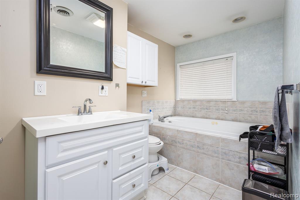 656 Lawson Drive, Lake Orion, MI 48362 — Photo 21