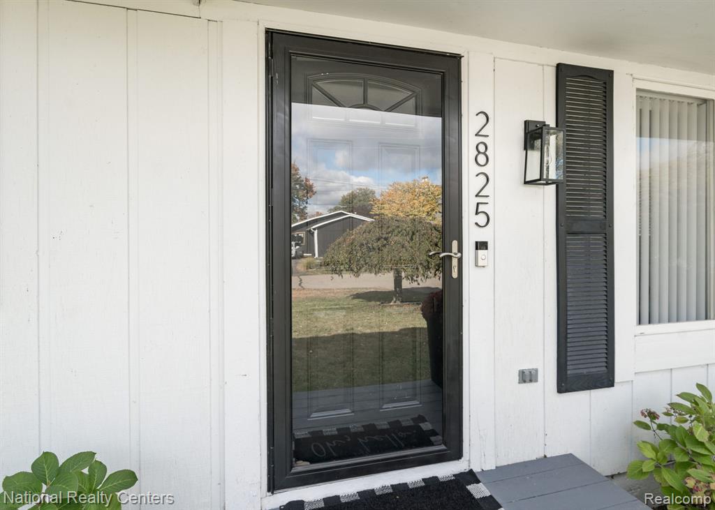 2825 Wall Street, Keego Harbor, MI 48320 — Photo 2