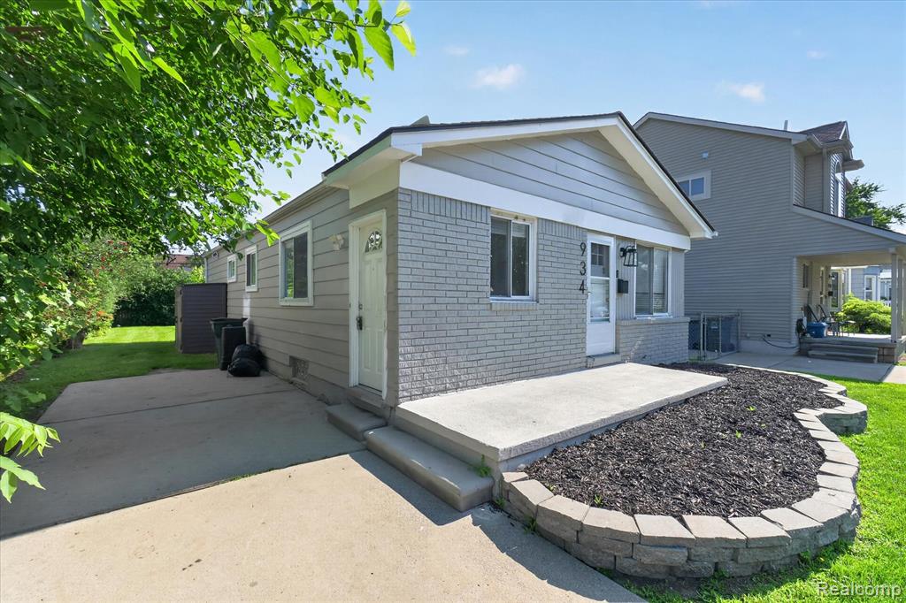 934 Harvard Road, Berkley, MI 48072 — Photo 2