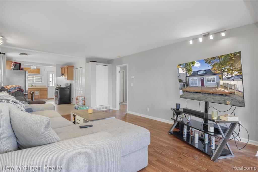 8665 Cooley Lake Road, Commerce Twp, MI 48382 — Photo 25
