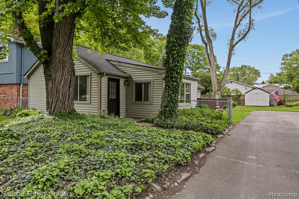 330 BEACHWAY Street, Whitmore Lake, MI 48189 — Photo 8