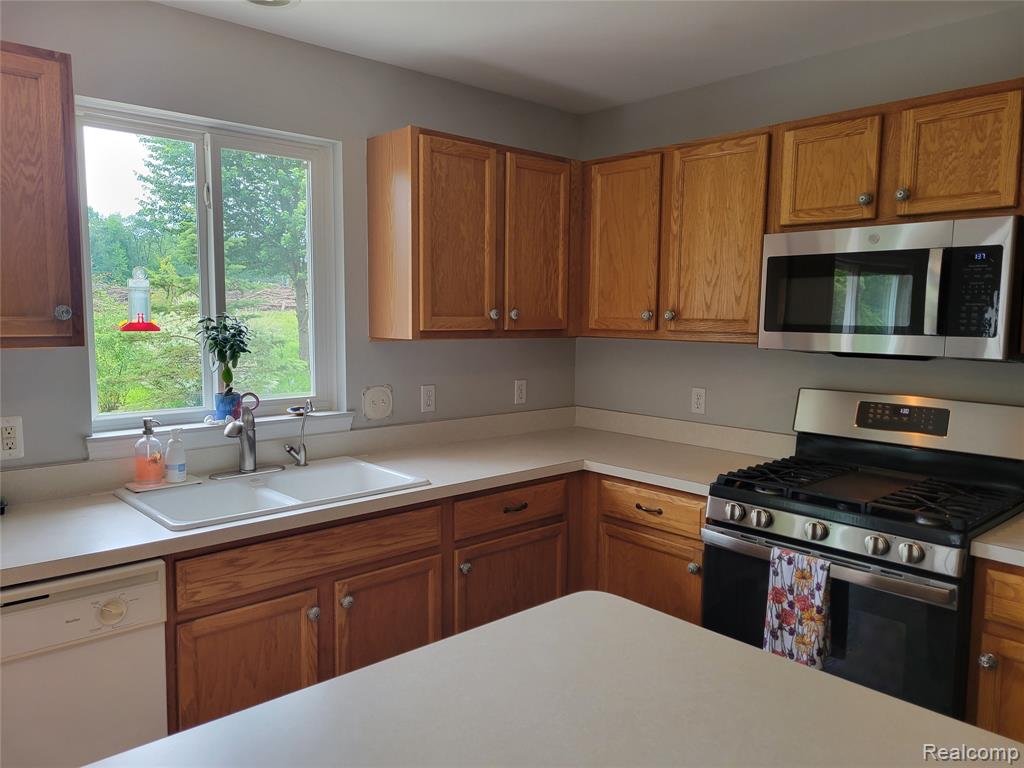 5100 Meadow Crest Circle, Holly, MI 48442 — Photo 8