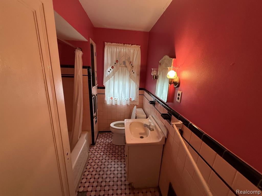 20221 Kenosha Street, Harper Woods, MI 48225 — Photo 8