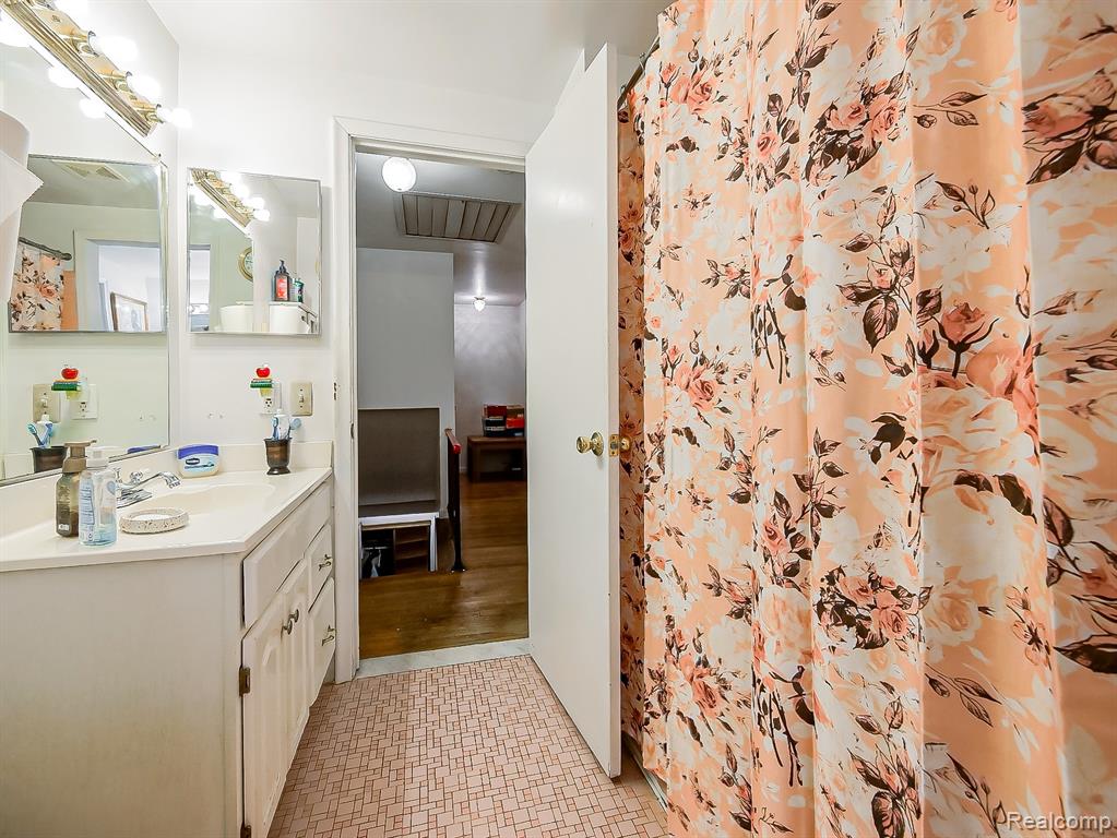 16870 Shaftsbury Avenue, Detroit, MI 48219 — Photo 18