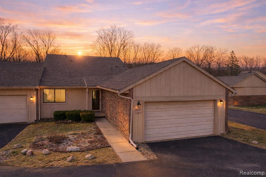 35631 Heritage Lane, Farmington, MI 48335 — front exterior