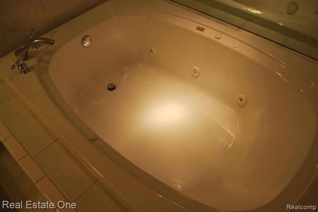 697 RAVENCREST Lane, 5, Westland, MI — Photo 37