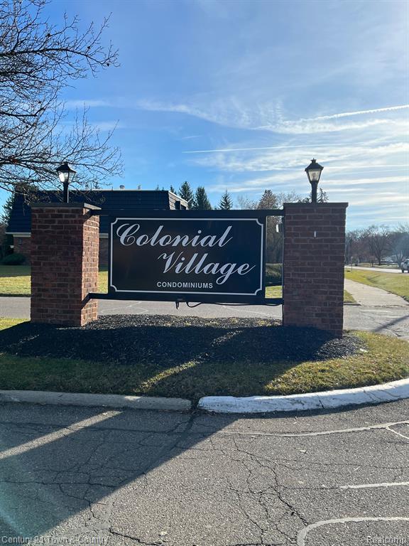 1852 COLONIAL VILLAGE Way, 2, Waterford, MI 48328 — front exterior