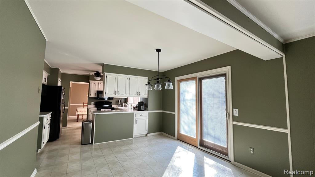 5725 FOLKSTONE Drive, Troy, MI 48085 — Photo 4