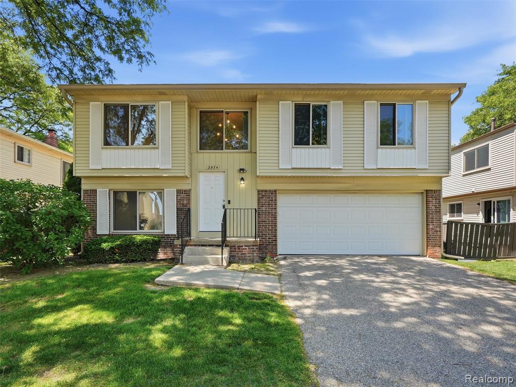 2934 Roundtree Drive, Troy, MI 48083