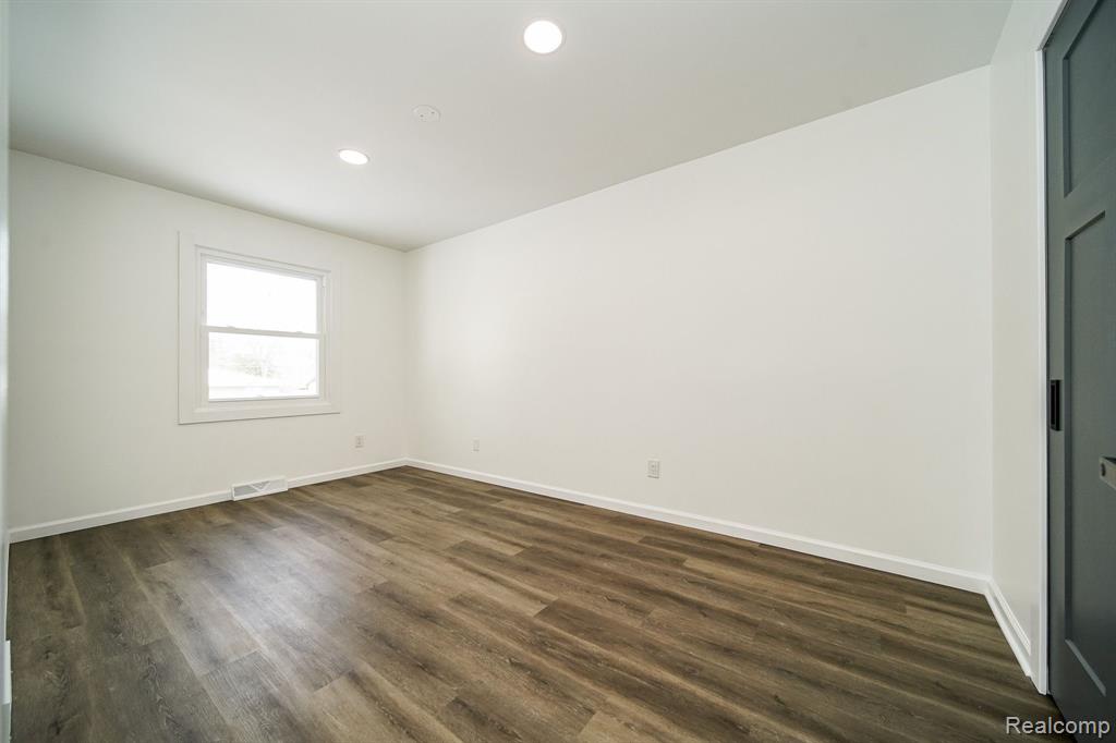 6522 ELLINWOOD Drive, White Lake, MI 48383 — Photo 32