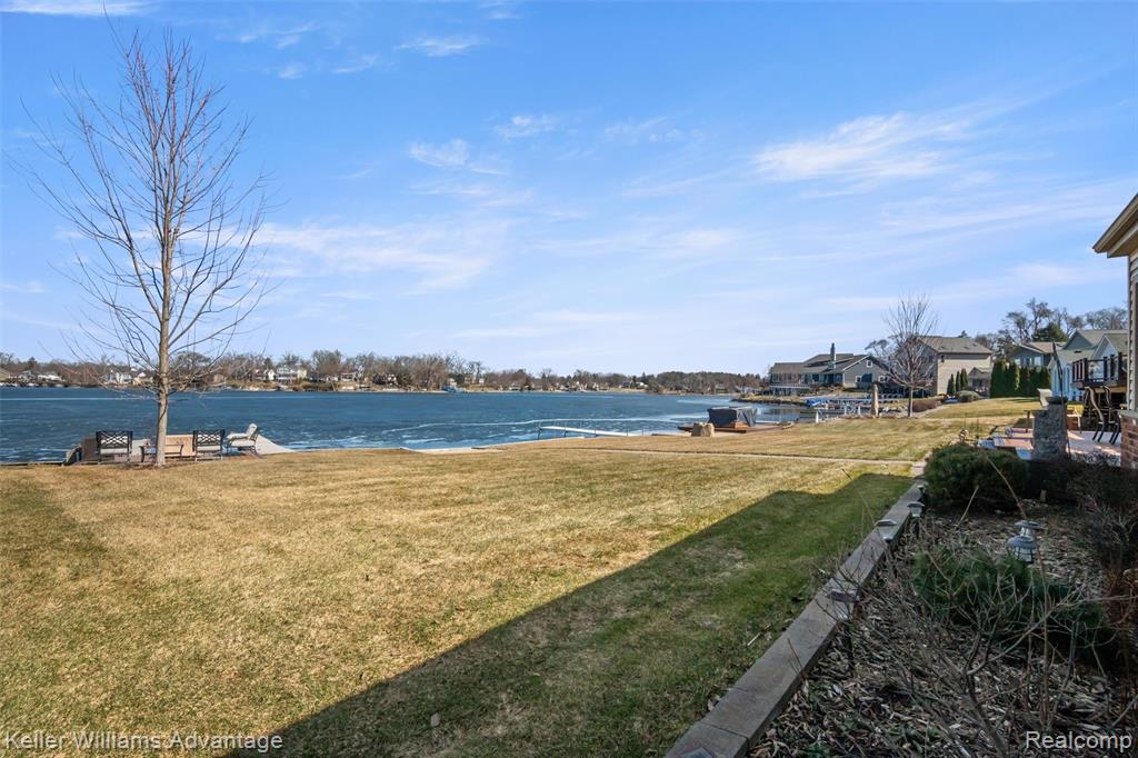 340 Angola Street, Wolverine Lake, MI 48390 — Photo 10