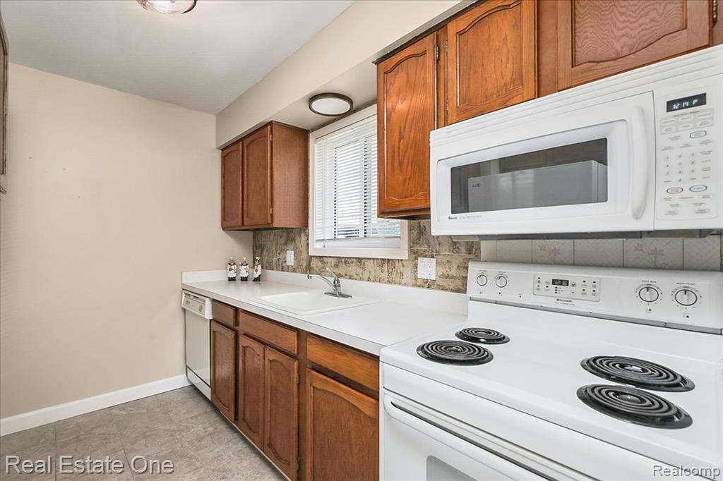 5291 Highland Road, 104, Waterford, MI 48327 — Photo 9