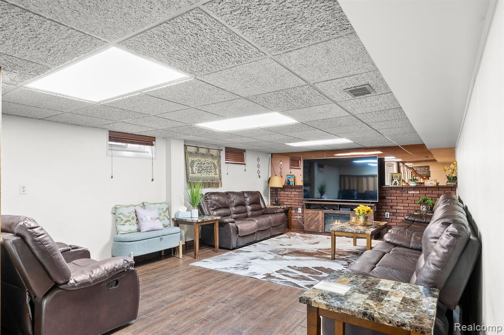 7716 W MORROW Circle, Dearborn, MI 48126 — Photo 36