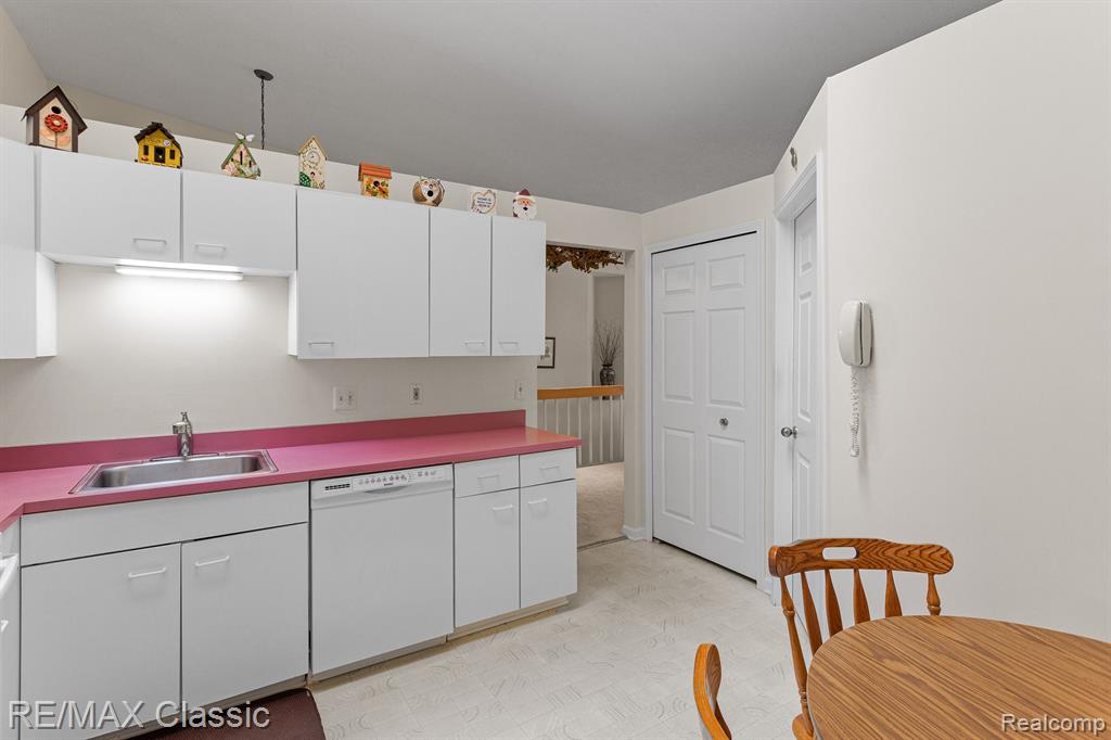 38360 Chessington, Farmington Hills, MI 48331 — Photo 13