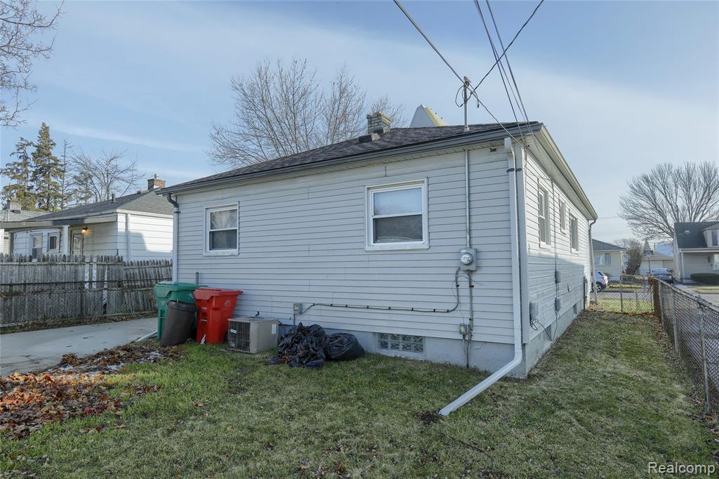 24907 Brittany Avenue, Eastpointe, MI 48021 — Photo 27