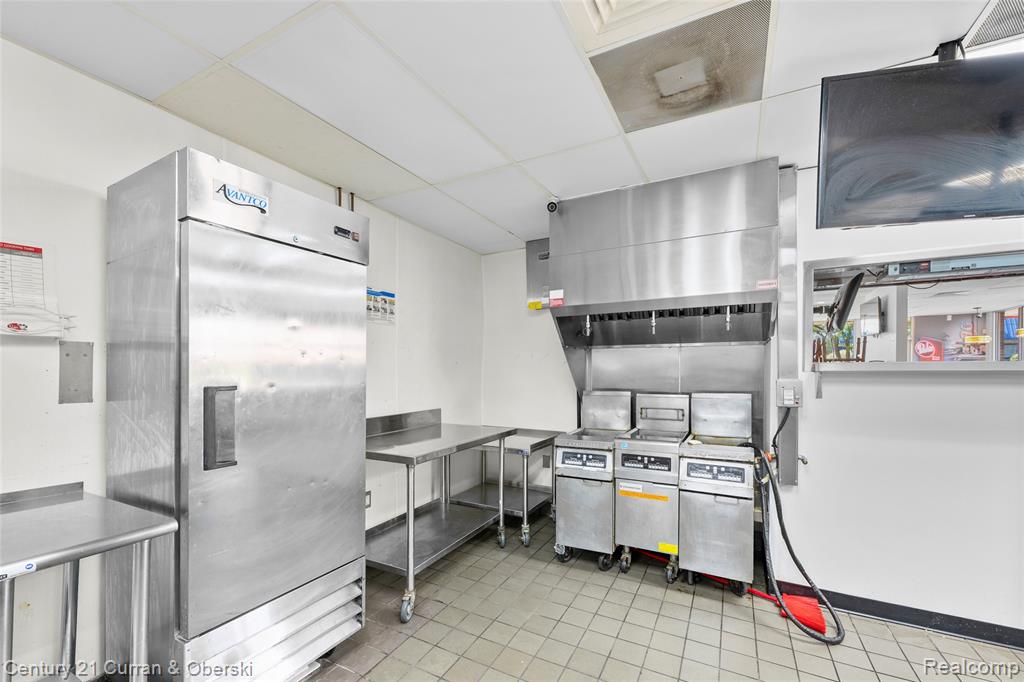 32704 Grand River Avenue, Farmington, MI, 48336