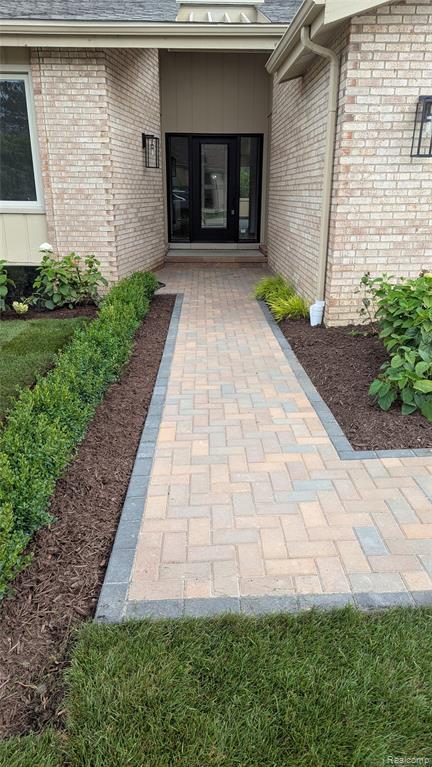 2014 Waldons Court S, West Bloomfield, MI — Photo 2