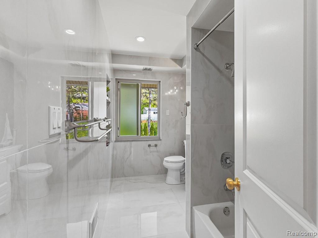 17361 W OUTER Drive, Dearborn Heights, MI 48127 — Photo 18