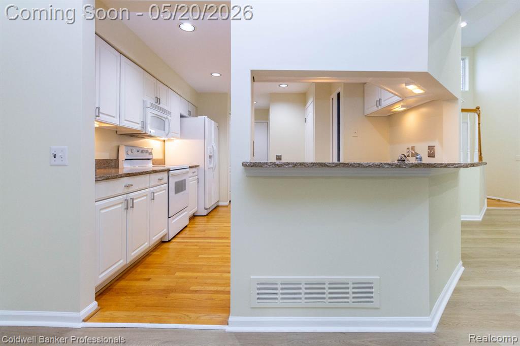 1093 Fairways Boulevard, Troy, MI 48085 — Photo 12