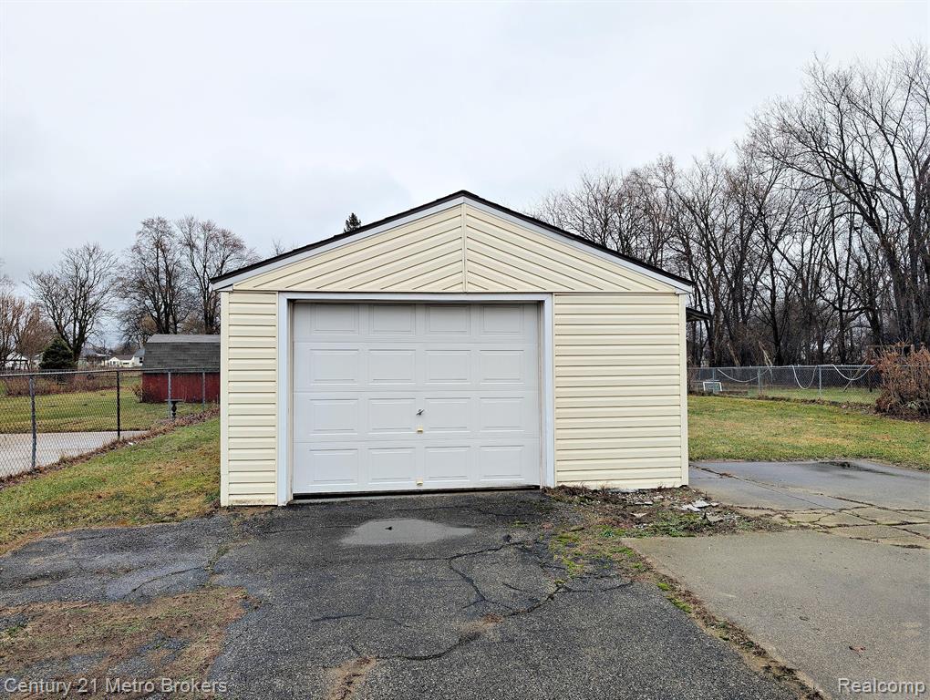 2074 N Center Road, Burton, MI 48509 — Photo 16