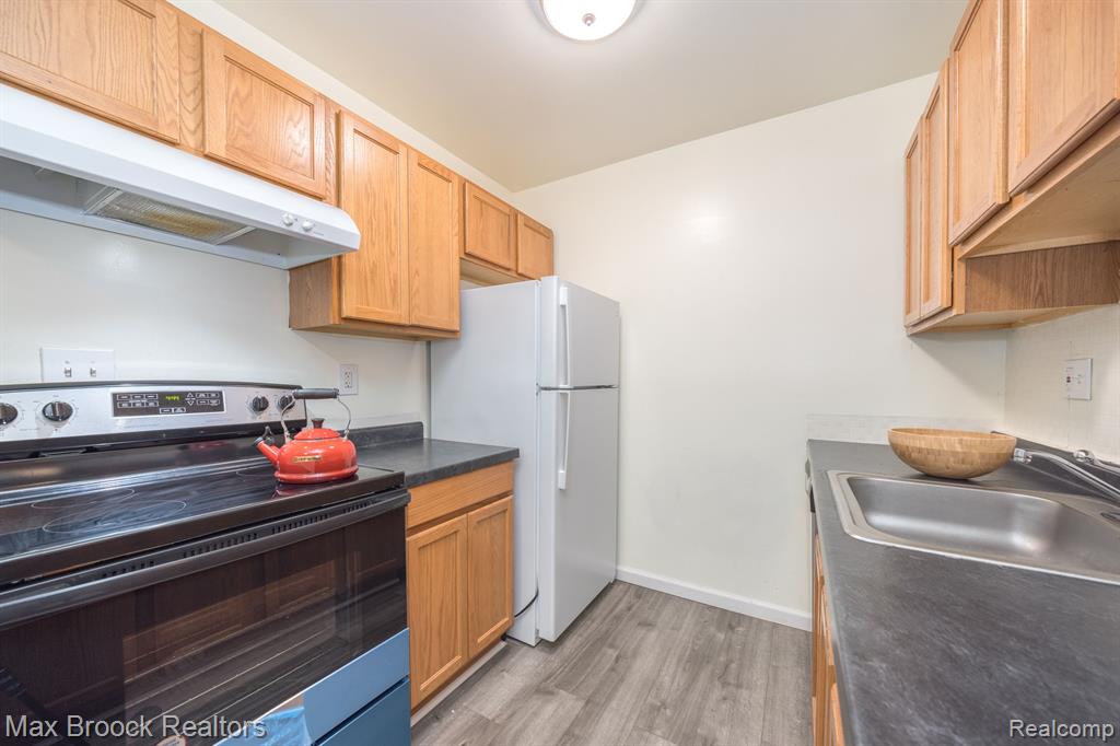 10020 ALLEN POINTE Drive N, 10020, Allen Park, MI 48101 — Photo 12