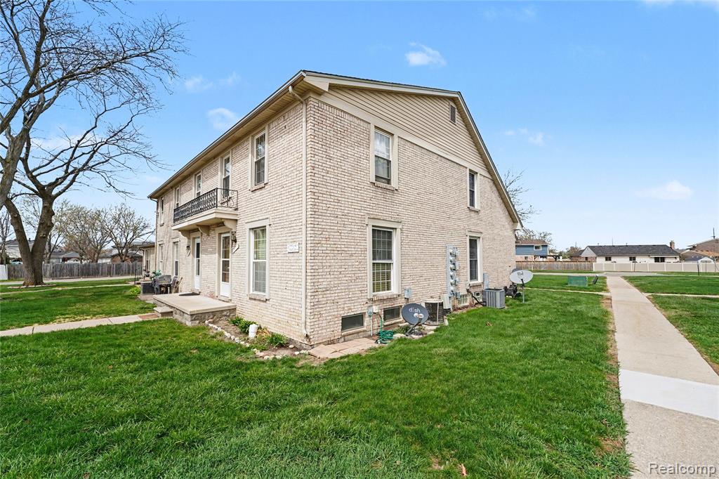 20036 Village Green Court, Brownstown, MI 48183 — Photo 18