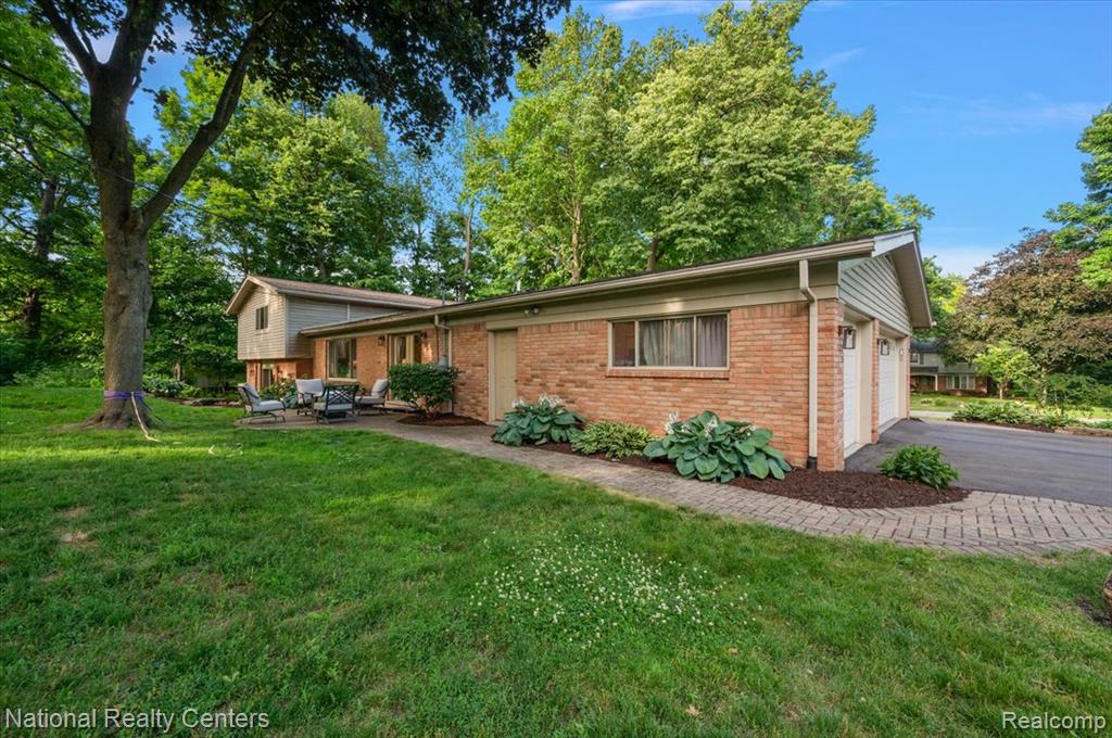 21201 E Chigwidden Street, Northville, MI 48167 — Photo 46