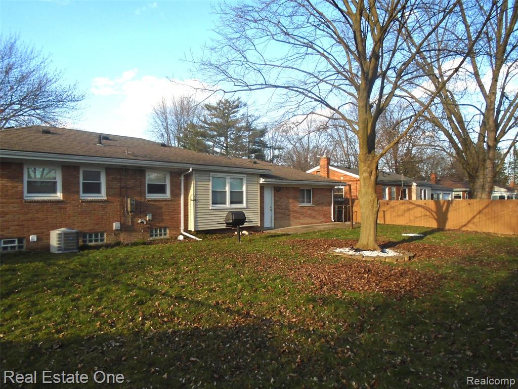 23654 WHITLEY Drive, Clinton Twp, MI 48035 — Photo 18