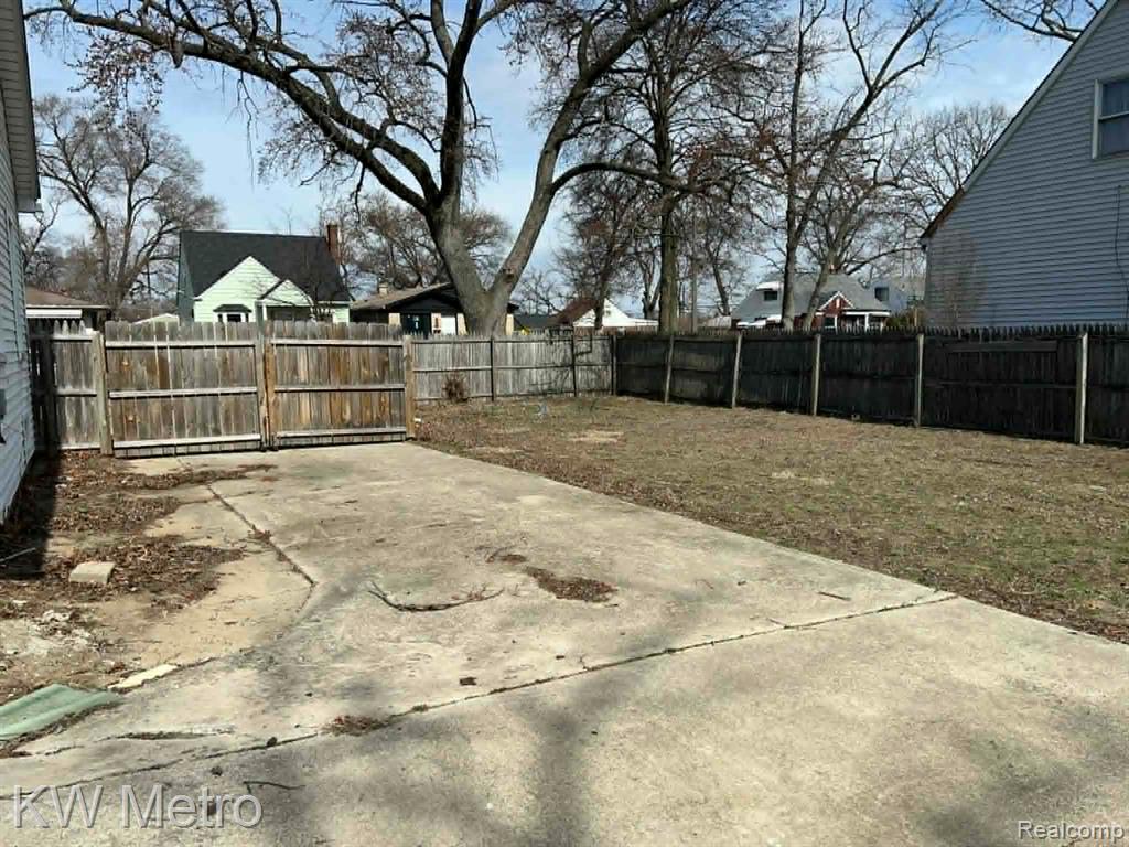 8121 Cloverdale Avenue, Ferndale, MI 48220 — Photo 28