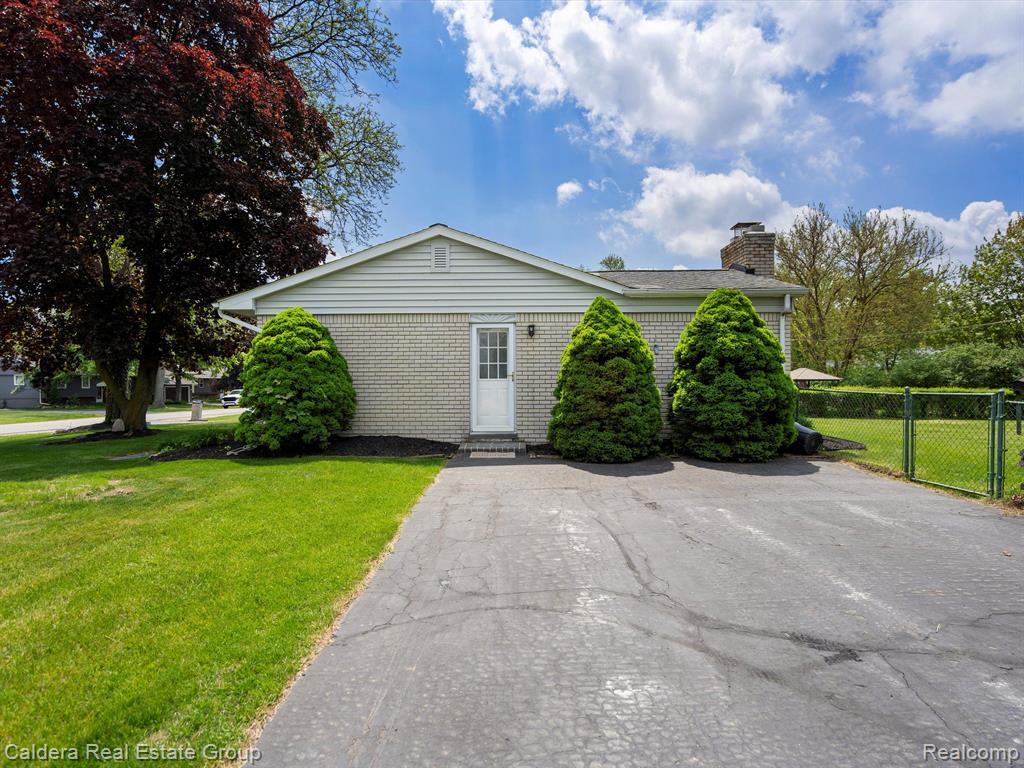 600 LOS ARBOLES Drive, Wolverine Lake, MI 48390 — Photo 2