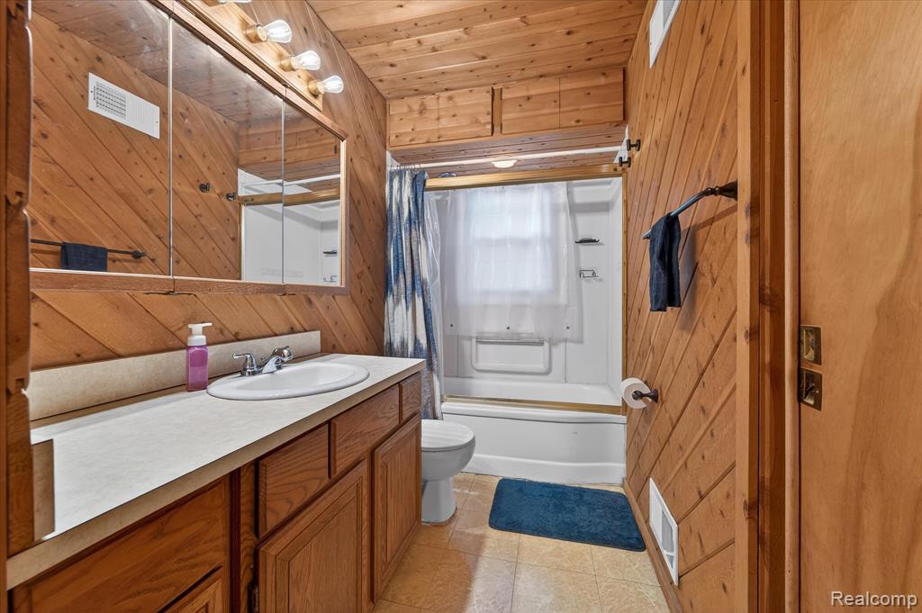 21325 Drexel Street, Clinton Twp, MI 48036 — Photo 11